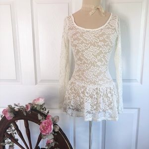 SOLD - Romantic Lace Top 🕊